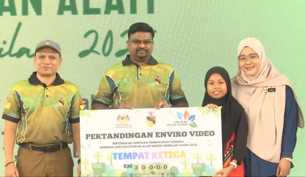 S. Veerapan menyampaikan hadiah kepada pemenang Pertandingan Enviro Video pada Sambutan Hari Kelestarian Alam Negeri Sembilan (HKANS) 2025